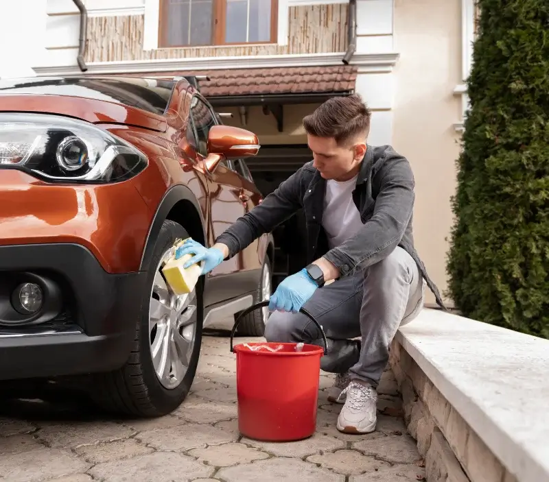 Lavage auto à domicile Peltre : professionnel intervenant sur un véhicule